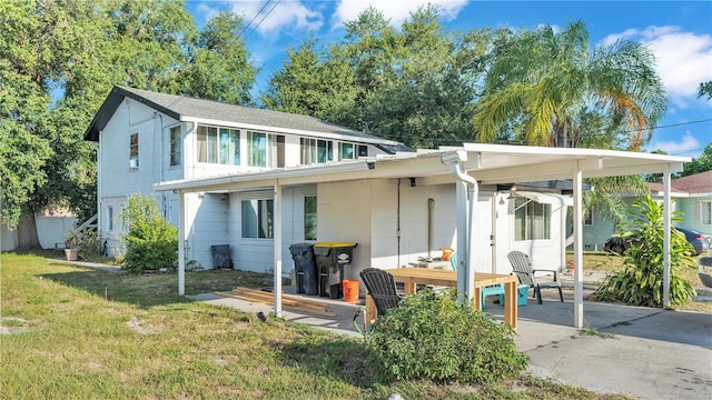 back of house featuring a yard