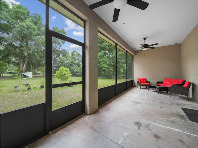 sunroom with ceiling fan