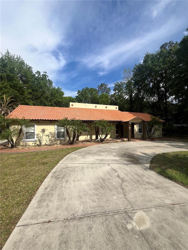 view of front of property featuring a front yard