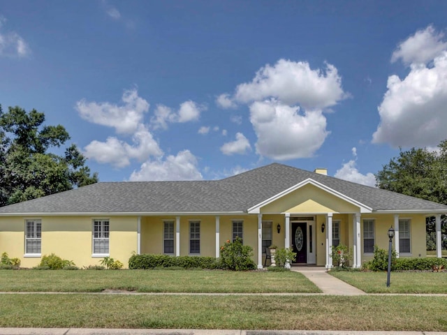 single story home with a front lawn