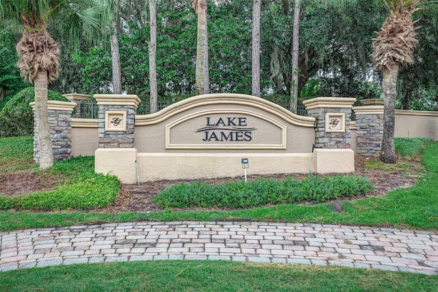 view of community / neighborhood sign