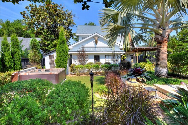 view of front of property with a front yard