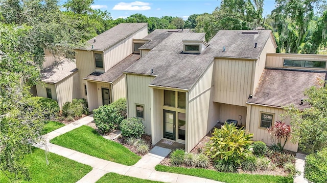 townhome / multi-family property featuring a front yard