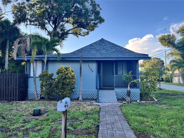 view of front of house featuring a front yard