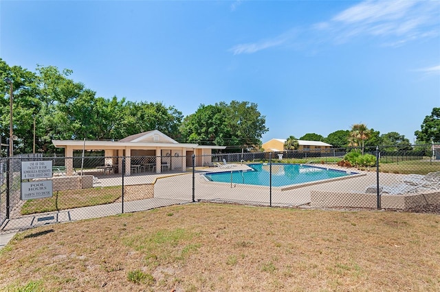 view of swimming pool featuring a yard