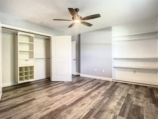 unfurnished bedroom with dark wood-type flooring, ceiling fan, and a closet