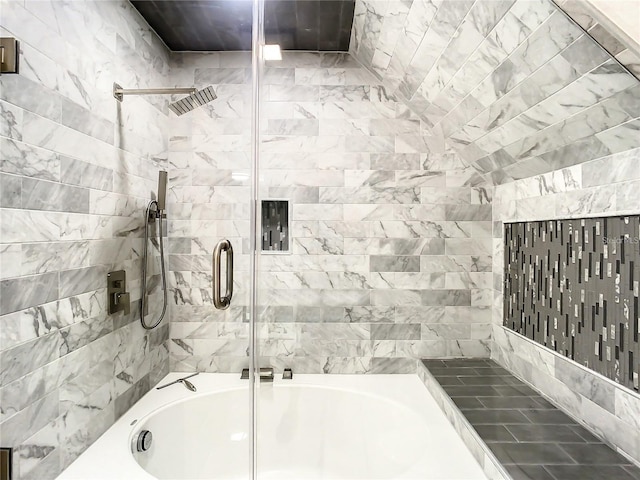 bathroom with combined bath / shower with glass door