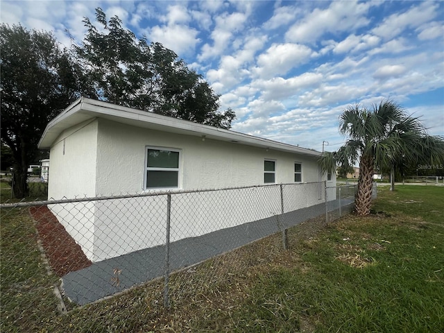 view of side of property featuring a lawn