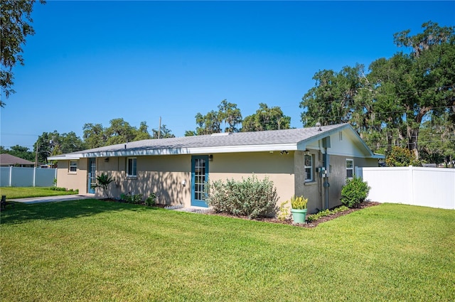 single story home featuring a front lawn