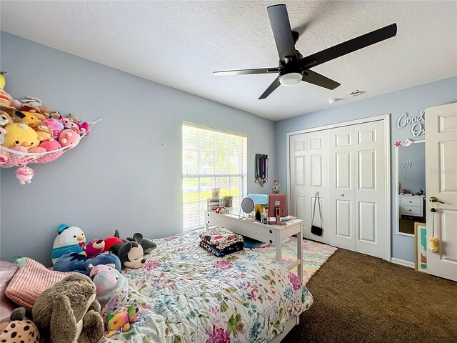 bedroom featuring carpet flooring, ceiling fan, a textured ceiling, and a closet