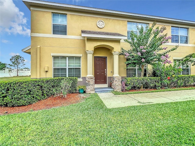 view of front of property featuring a front yard