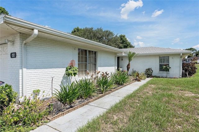 view of front of property with a front yard