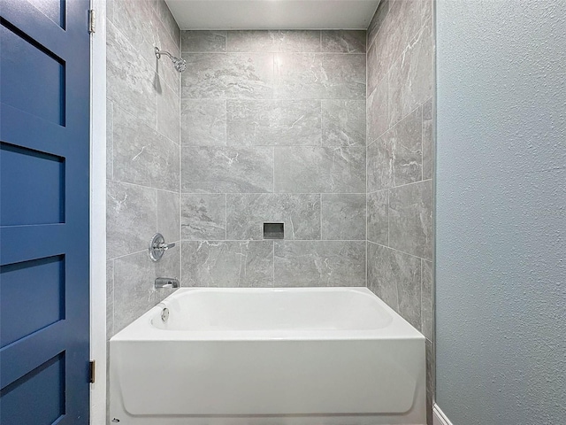 bathroom featuring tiled shower / bath combo