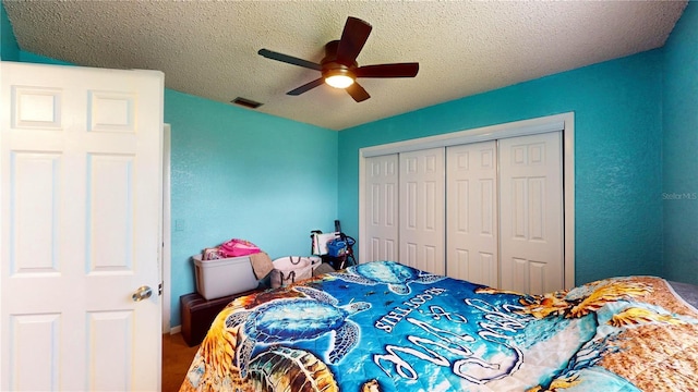 bedroom featuring ceiling fan, a textured ceiling, and a closet