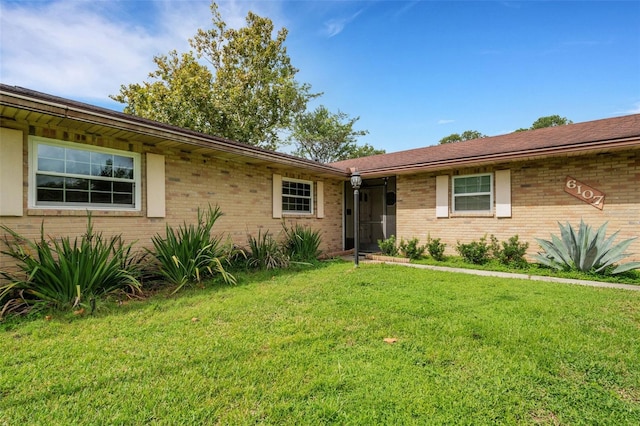 ranch-style home featuring a front lawn