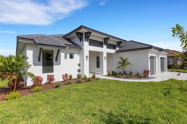 view of front of property featuring a front lawn and a garage