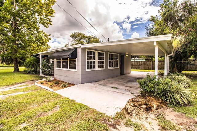 view of front of house with a carport and a front yard