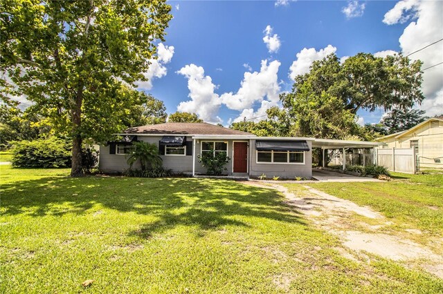 view of front of house featuring a carport and a front lawn