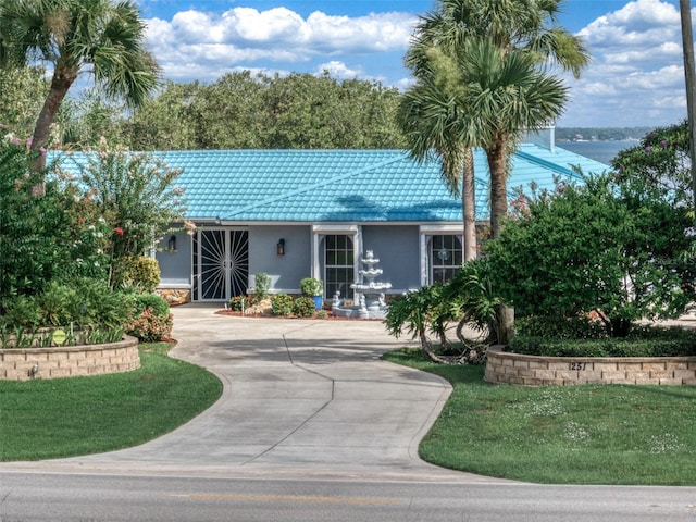 single story home with a front yard