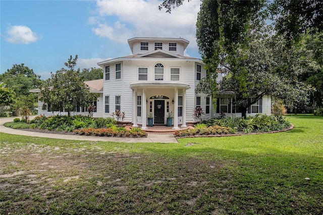 view of front facade featuring a front lawn