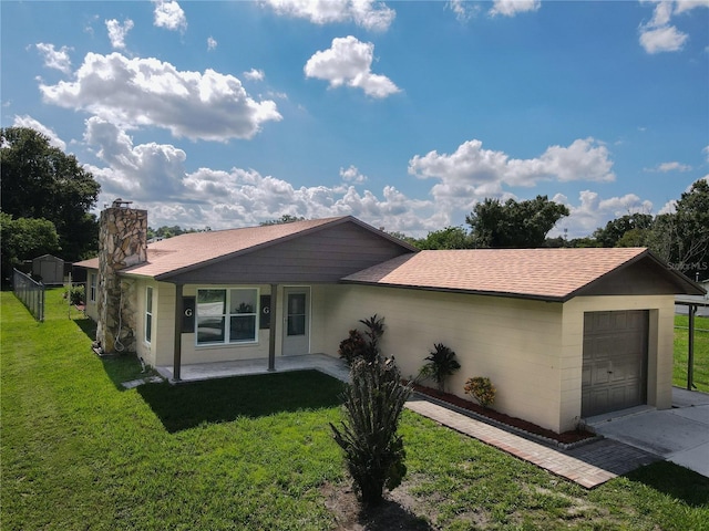 view of front facade with a garage and a front yard