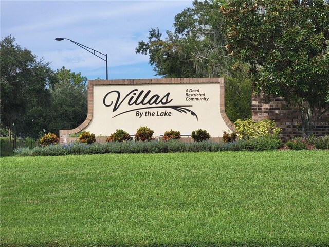 community sign with a yard