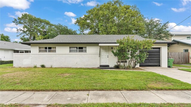 view of front of home featuring a front yard and a garage