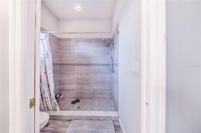 bathroom with curtained shower and toilet