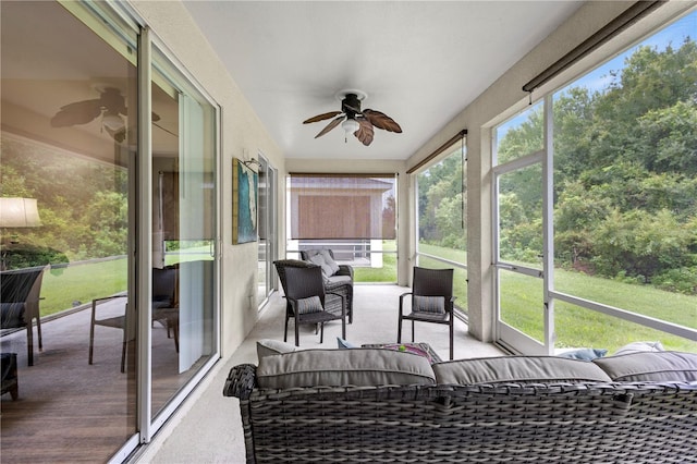 sunroom with ceiling fan