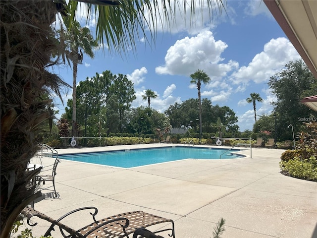 574 Loblolly Pl, Auburndale, FL 33823 - community pool with a patio area