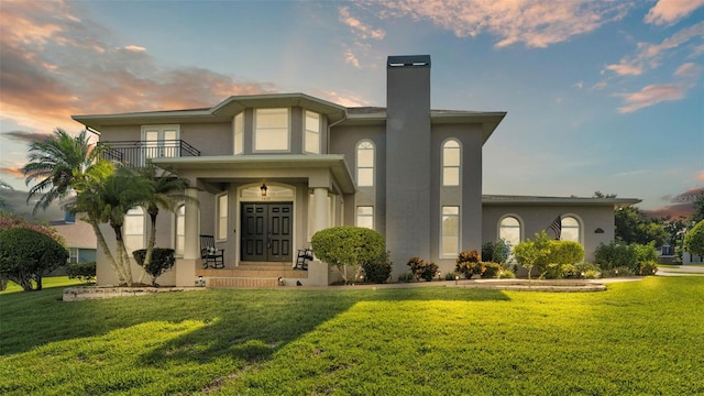 view of front facade featuring a yard