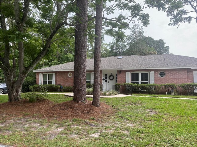 single story home with a front yard