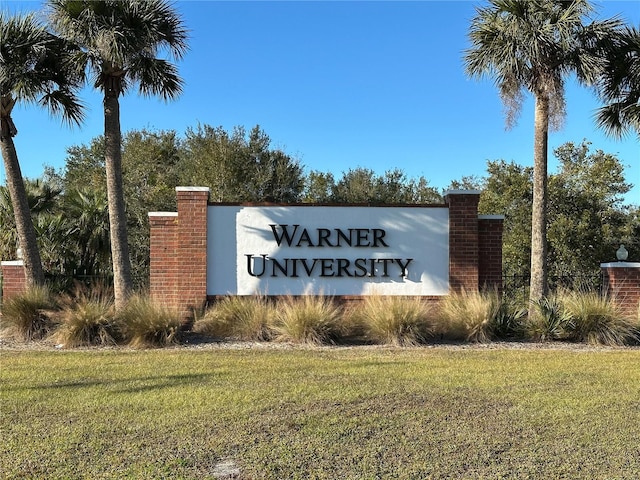 community sign with a lawn