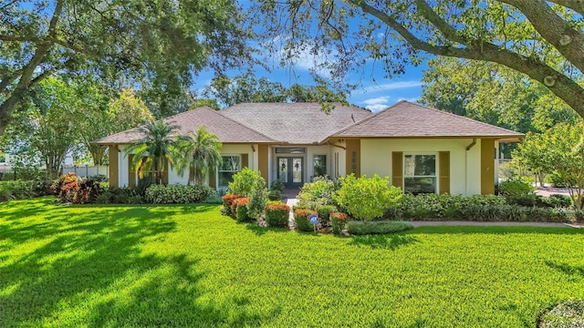 view of front of property featuring a front yard