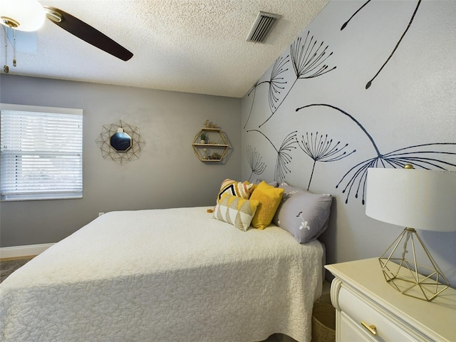 bedroom featuring ceiling fan and a textured ceiling