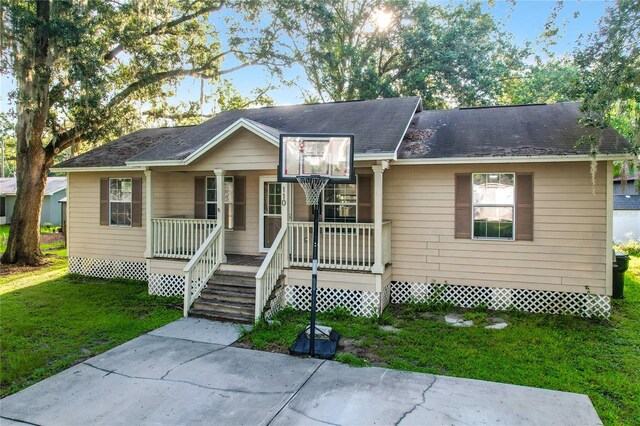 view of front of house with covered porch and a front yard