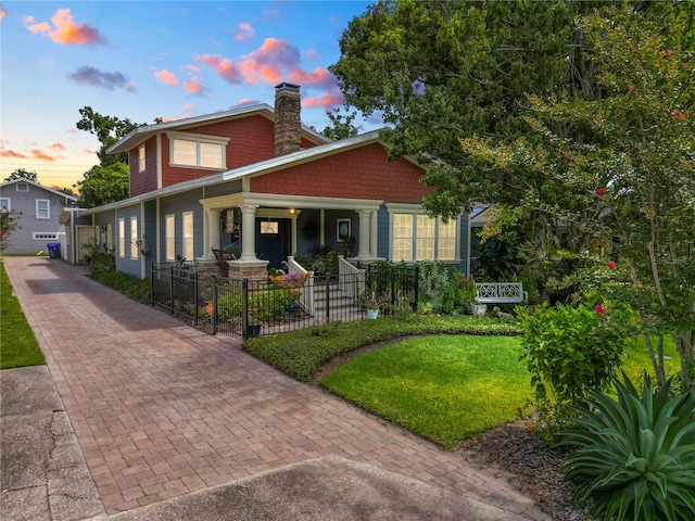 view of front of house featuring a lawn