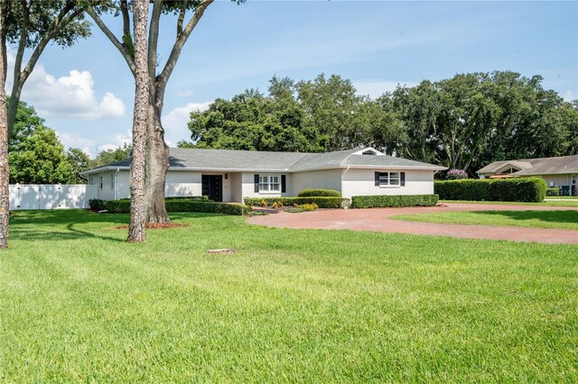 single story home with a front lawn