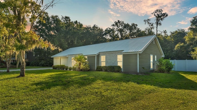 view of front facade with a front yard