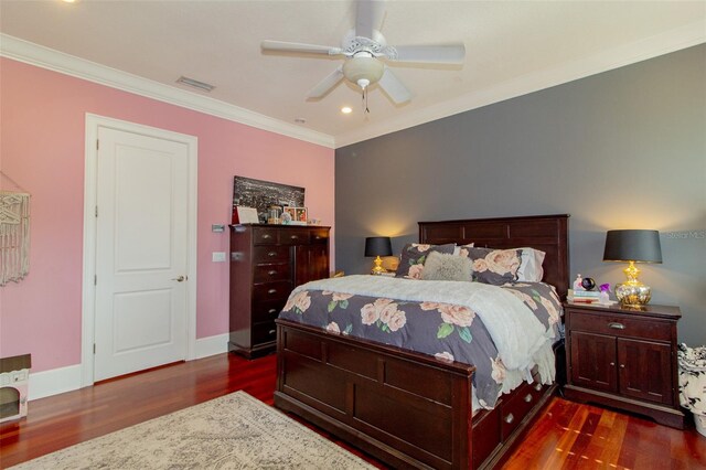 bedroom featuring ceiling fan, dark hardwood / wood-style floors, and crown molding