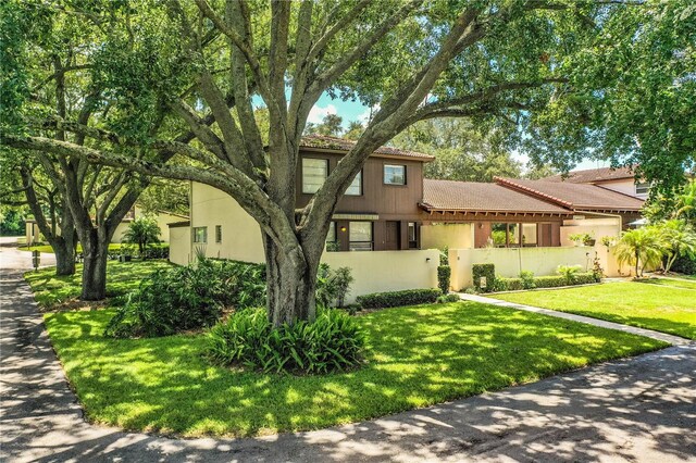 view of front of house featuring a front lawn