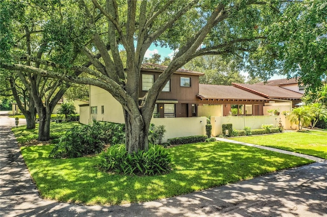 view of front of house featuring a front yard