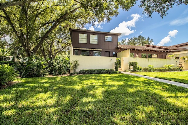 view of front of house featuring a front lawn