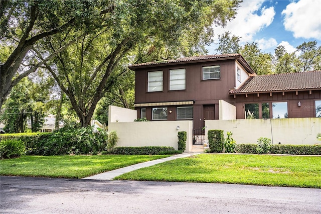 view of front of home featuring a front yard