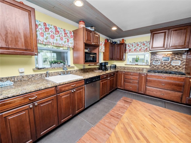 kitchen with plenty of natural light, sink, tasteful backsplash, and stainless steel appliances