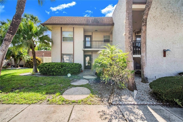 view of front facade with a front yard