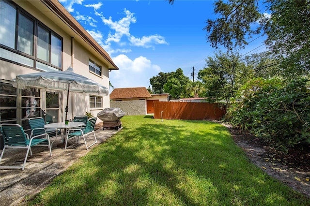 view of yard featuring a patio area