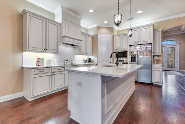 kitchen with backsplash, built in microwave, a kitchen island with sink, sink, and stainless steel fridge with ice dispenser