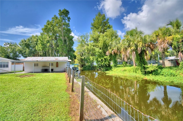 view of yard featuring a water view