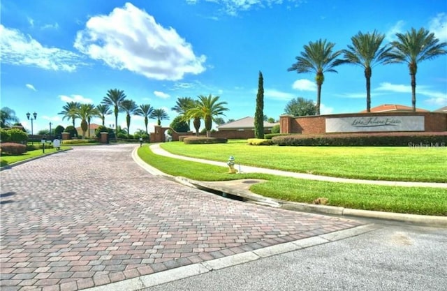 view of home's community featuring a lawn